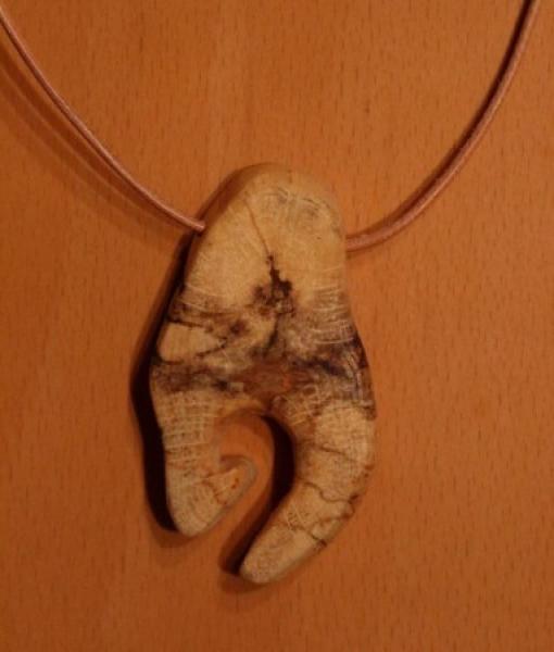 Anhänger aus einem alten Stück Holz aus dem Wienerwald auf einem Lederband