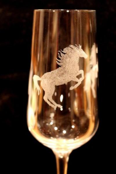 Graviertes Sektglas "Pferde", Preis: 10€ Kontakt: bernhard_antes@yahoo.com