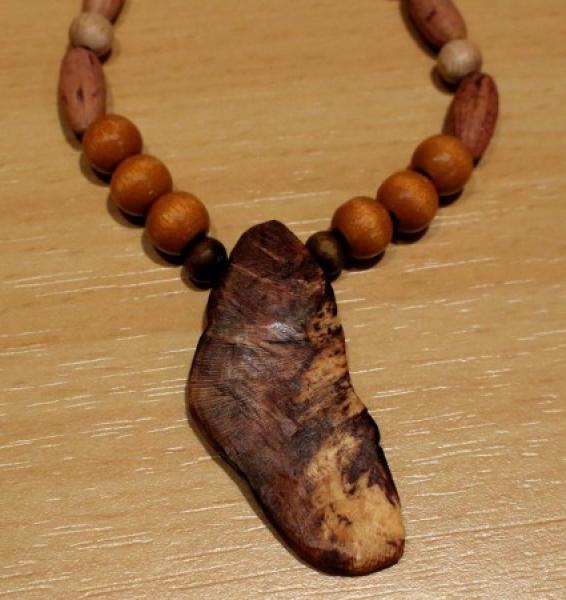 Halskette aus Dirndl Kernen und Holzkugeln, Anhänger aus einer alten Weinrebe