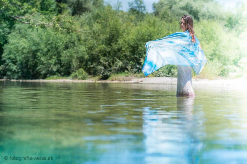 Wasserfotografie "Lichtwesen" bedruckt auf Seidenschal